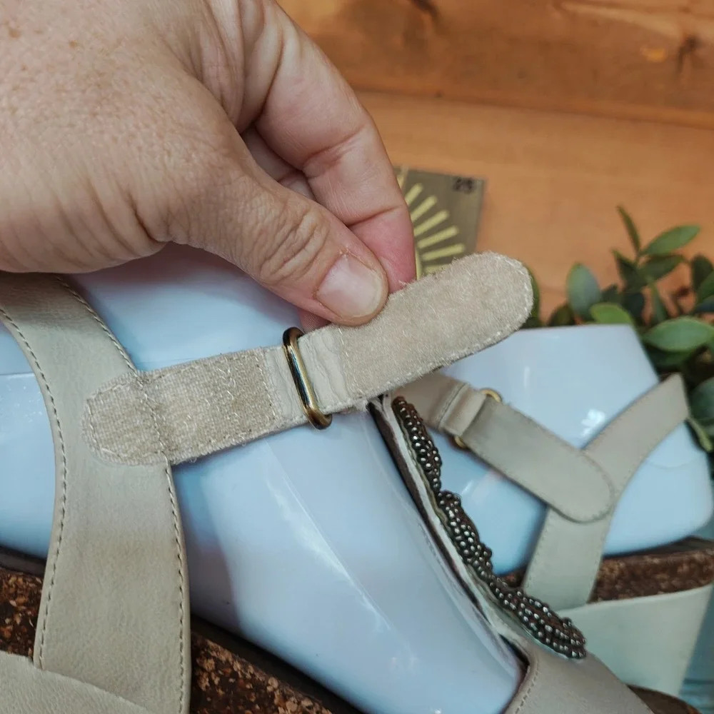 Natural Soul Tristin Sandals Ivory Faux Leather T-Strap Beaded Cork Wedges Sz 9M